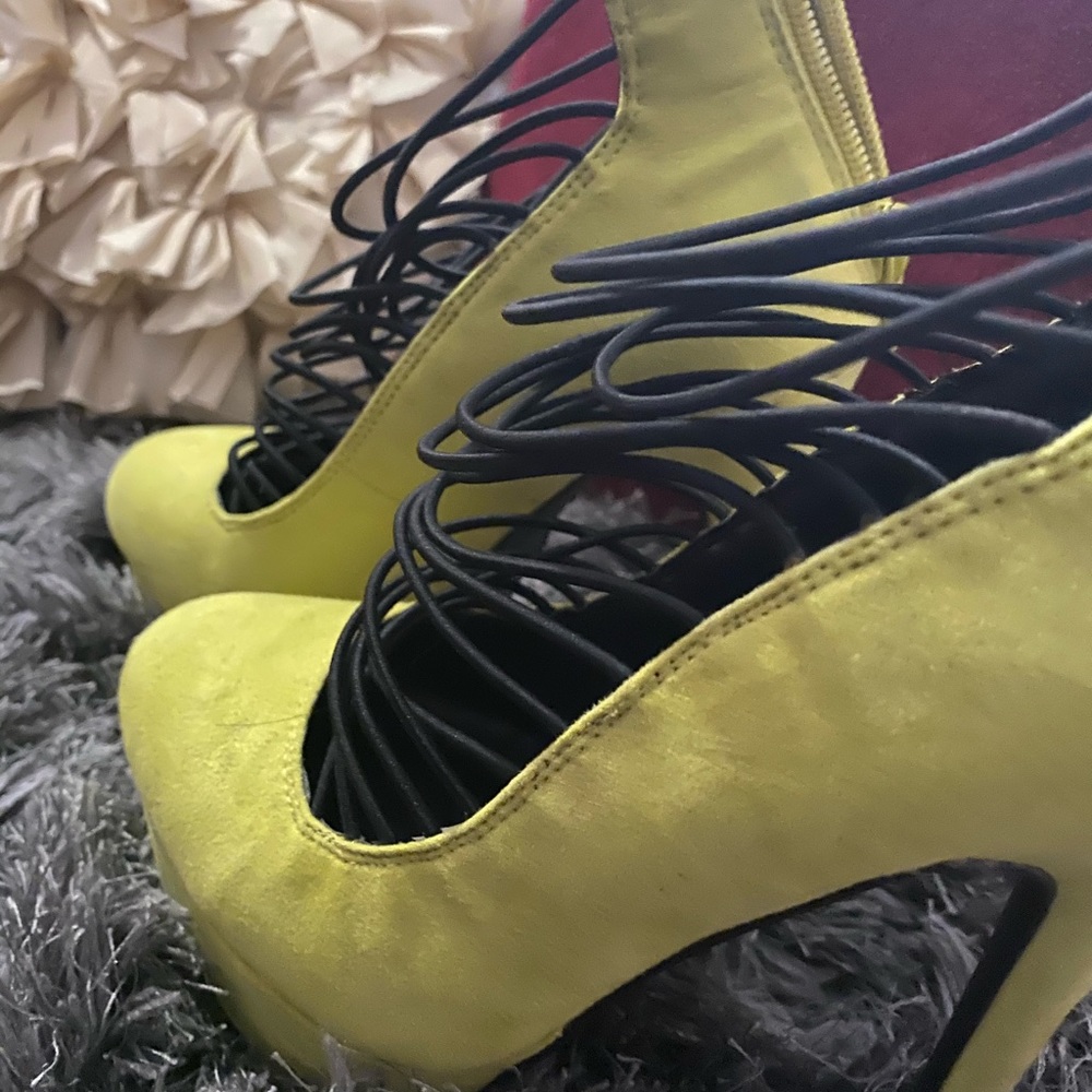 Close-toed heels. Neon green & black.